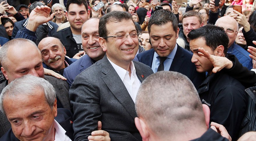 Güneş'i İkizler burcunda ve Ay burcu da Terazi burcunda olduğundan dolayı bunu güçlü iletişim yöntemleri (sabahlara kadar defalarca basın açıklaması yaptı, böyle bir performans elbette İkizler burcundan çıkar) ve her kelimesini büyük bir özenle, dikkatle seçerek, kibar, birleştirici, uyumlu, nazik, diplomatik bir şekilde yaptı.