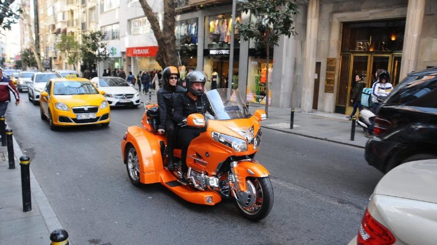Cem Yılmaz ve sevgilisi Defne Samyeli trafiğe takıldı