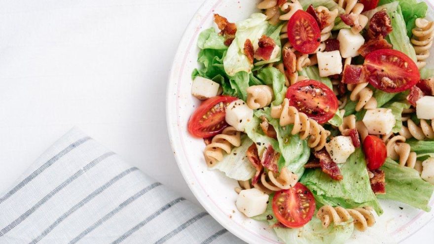 Makarnalı salata tarifi: Doyurucu makarnalı salata nasıl yapılır?