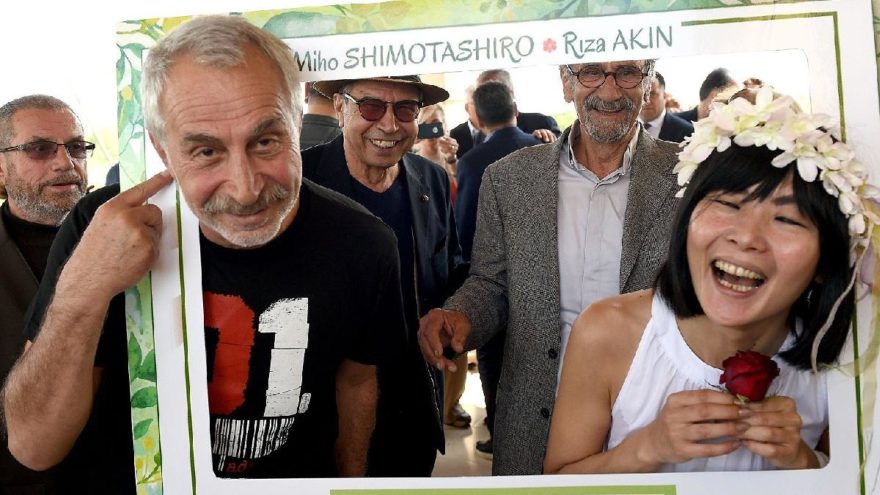 Oyuncu Rıza Akın, Adana’da portakal bahçesinde evlendi