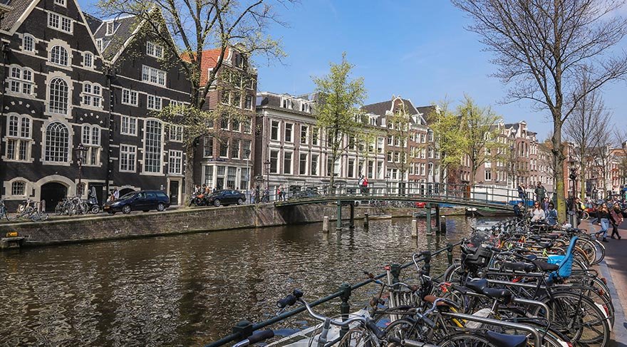 Hollanda'nın başkenti Amsterdam, Avrupa'nın önemli finans merkezlerinden bir olmasının yanısıra yıllık 5 milyonu bulan ziyaretçi sayısıyla turizm açısından da ciddi bir gelire sahip.