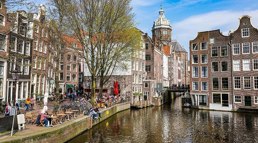 12. yüzyılda Amstel ırmağının kıyısında bir balıkçı köyü olarak kurulan Amsterdam, bugün Hollanda'nın nüfus olarak en büyük, kültürel ve parasal yönden de en önemli kenti.