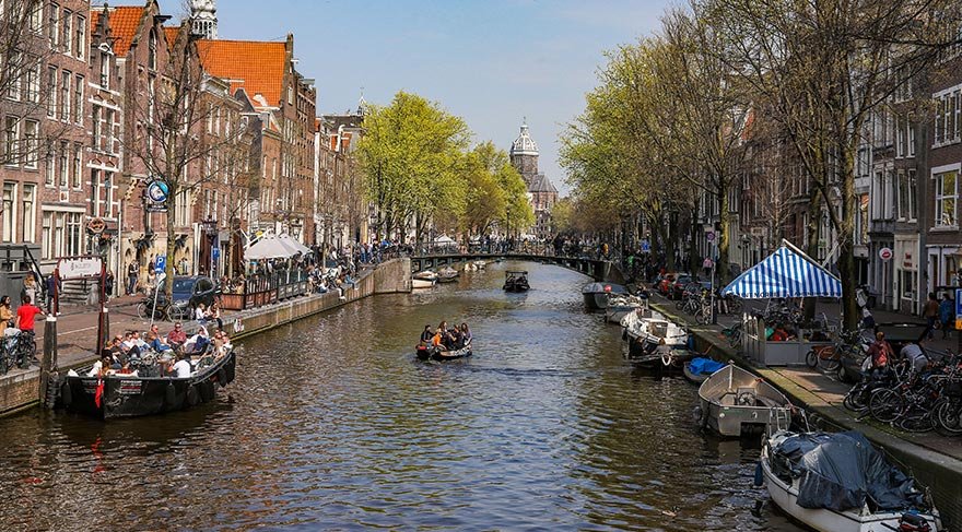 Kenti ziyaret eden turistlerin yoğun ilgi gösterdiği kanal gezilerine yılda ortalama 3 milyon kişi katılıyor.