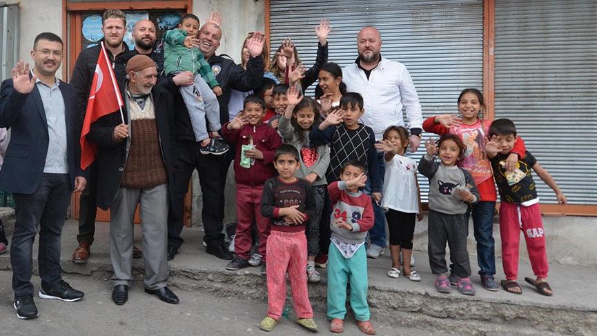 Polis memuru, 10 yıldır yardımseverleri ihtiyaç sahipleriyle buluşturuyor