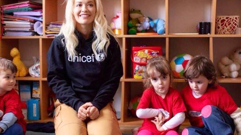 Rita Ora’dan Kosova savaşı mağdurlarına destek