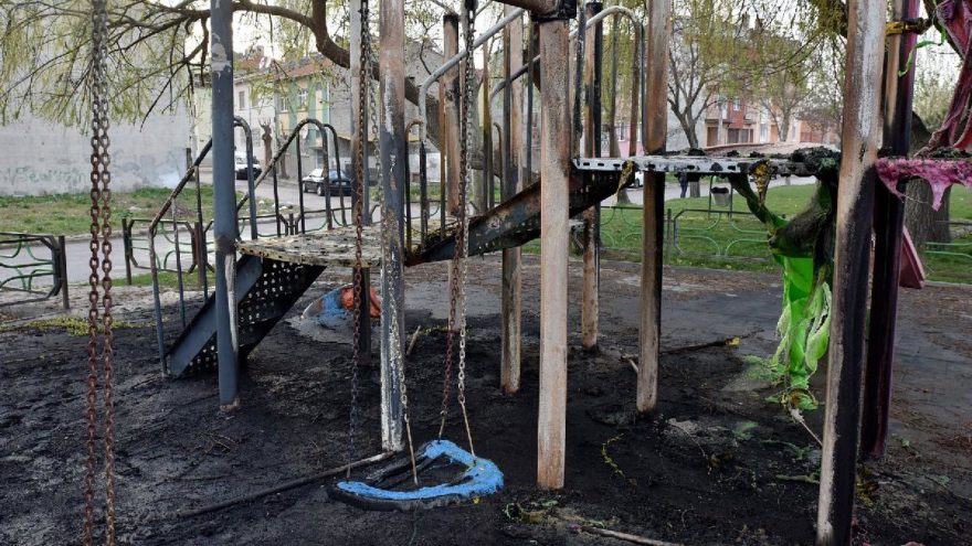 Şehir magandaları çocuk parkını yaktı