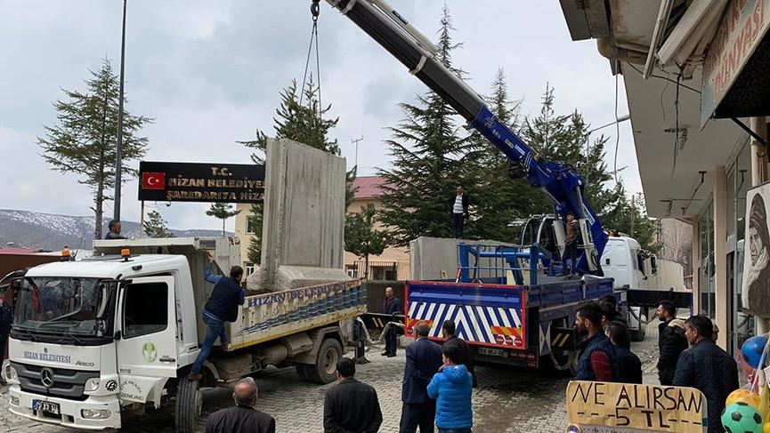 Mazbatasını alan SP’li başkanın ilk işi beton bloklarını kaldırmak oldu
