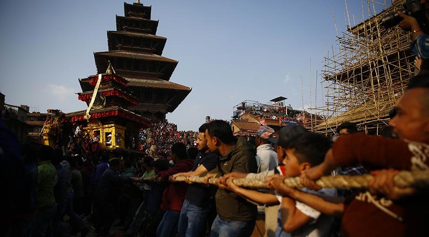 Bhaktapur’da yapılan kutlamalarda, halk tanrı Bhairab'ın idolünü araba üzerinde taşırken, kasabanın adanmışları, Nepal Yeni Yılı'nın başlangıcını kutluyor.