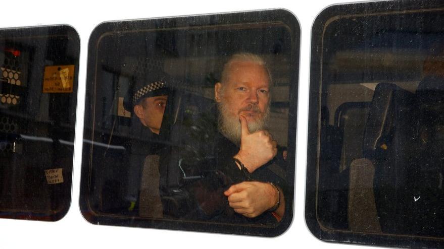 Ekvador, ‘Tak etti’ dedi, Assange’ın kirli çamaşırlarını döktü