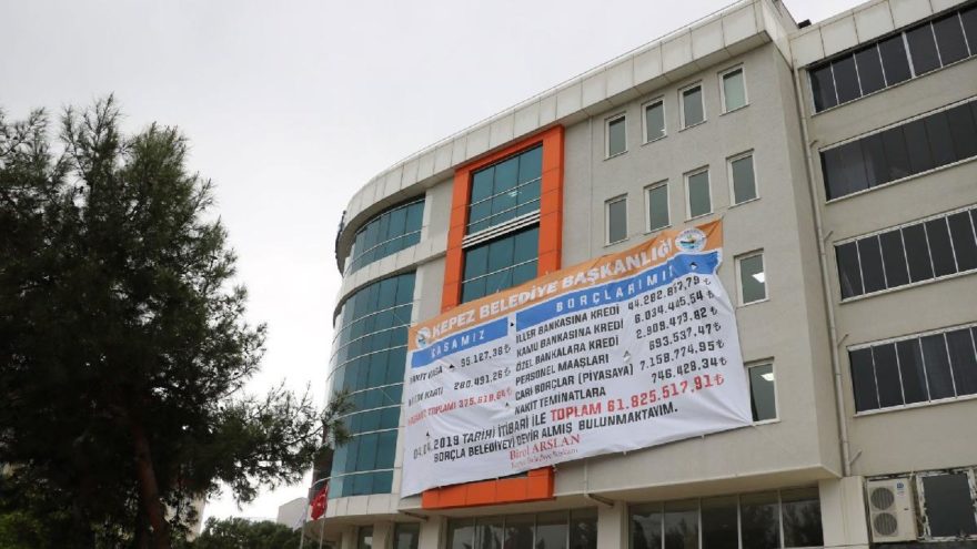 Borç afişi CHP’li başkanlar arasında kriz çıkardı