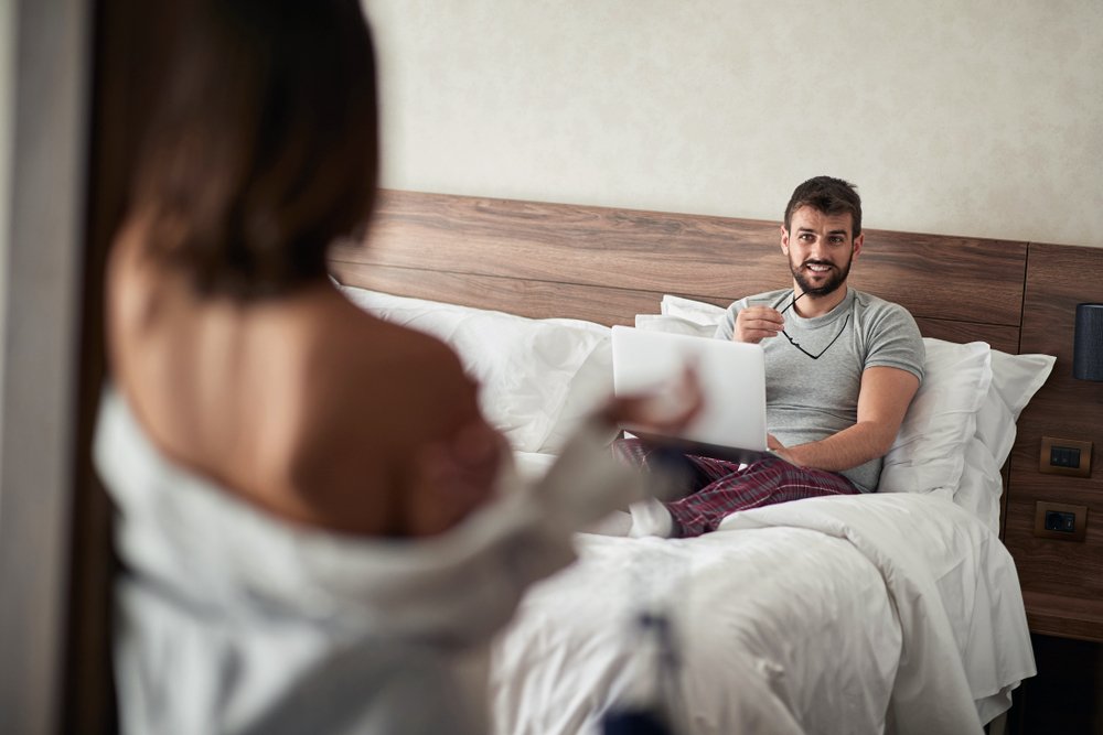 Aman makyajımı bozma!: Her erkek bakımlı ve makyajlı kadın sever. Fakat yatakta makyajlı olmak ve bunun için erkeğe uyarıda bulunmak bir erkeğin hoşuna gitmez.