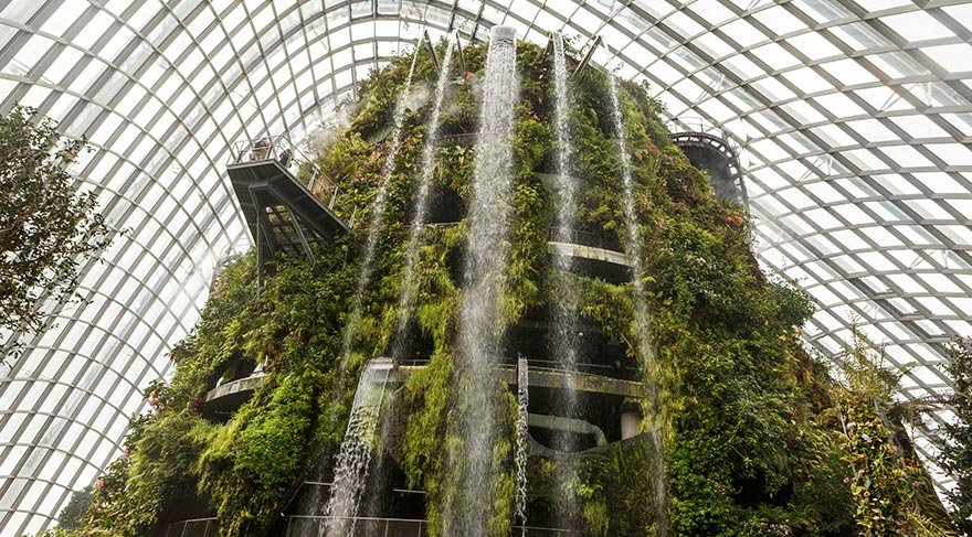 Marina Rezervuarı’nın hemen bitişiğinde yer alan Gardens By The Bay; Güney Körfezi, Güney Körfezi ve Orta Körfez adı verilen üç bölümden oluşuyor.