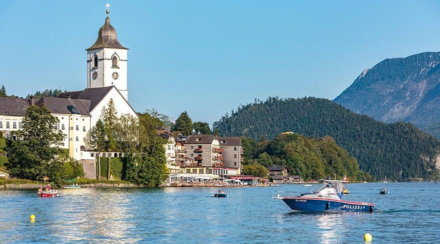 Bölge turizm ajansları burayı, 'Duyguların Gölü' sloganıyla öne çıkarıyor.