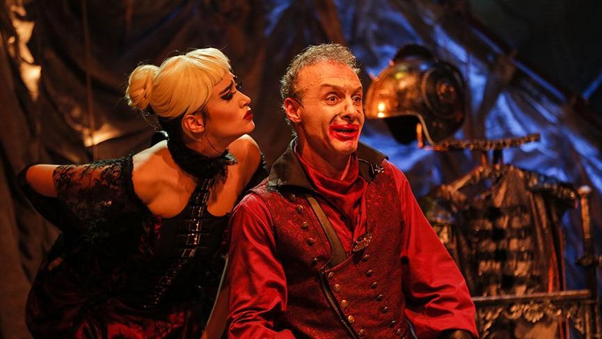 Ecem Üstündağ(Özkaya) ve Ahmet Saraçoğlu Caligula oyununu anlattı