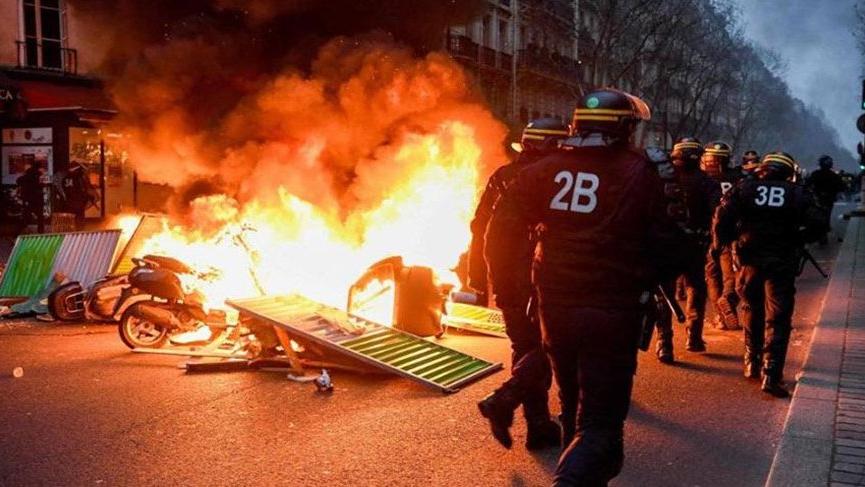 Fransa’da sarı yelekliler yeniden sokaklarda!