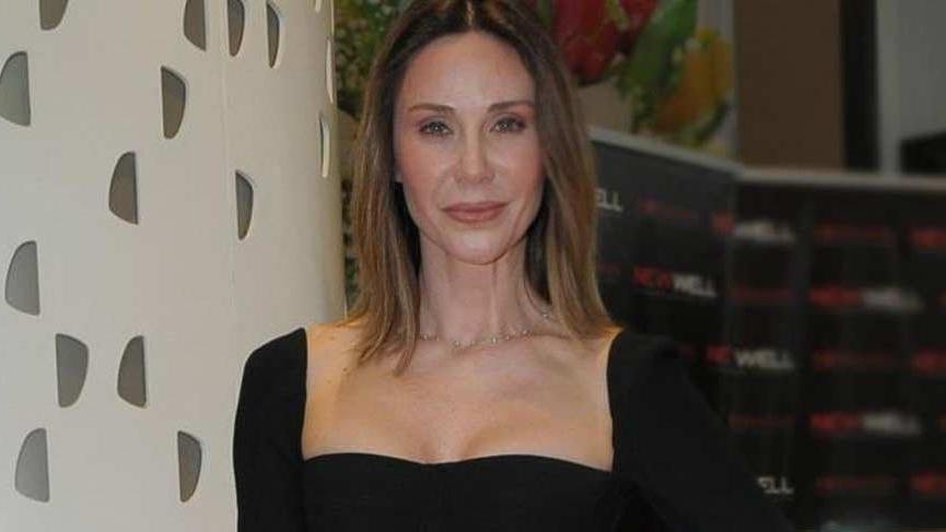 Demet Şener tektaşını taktı
