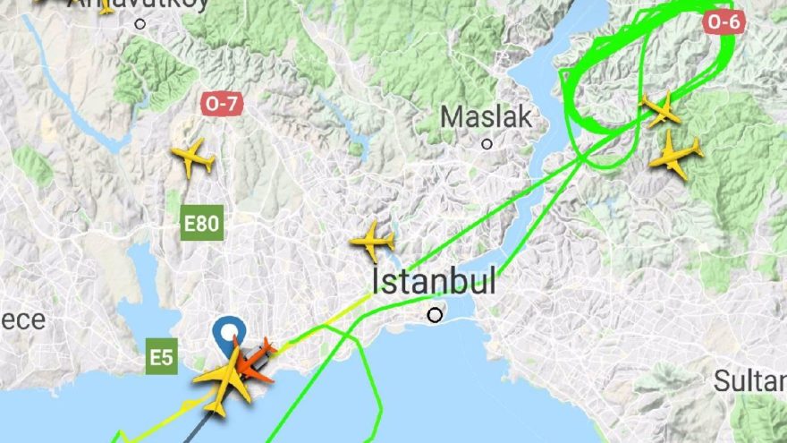 Kuş sürüsüne çarpan kargo uçağı geri döndü