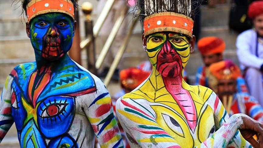Rengarenk geçen Mewar Festivali