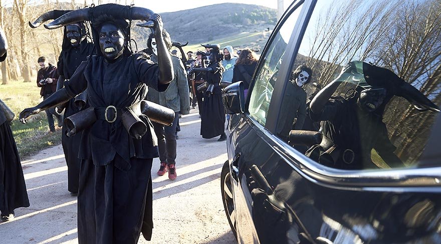 Bu maskeler, ağırlıklı olarak kadın, yaşlı ve çocuklarla, festival için kasabaya gelen turistler tarafından takılıyor.