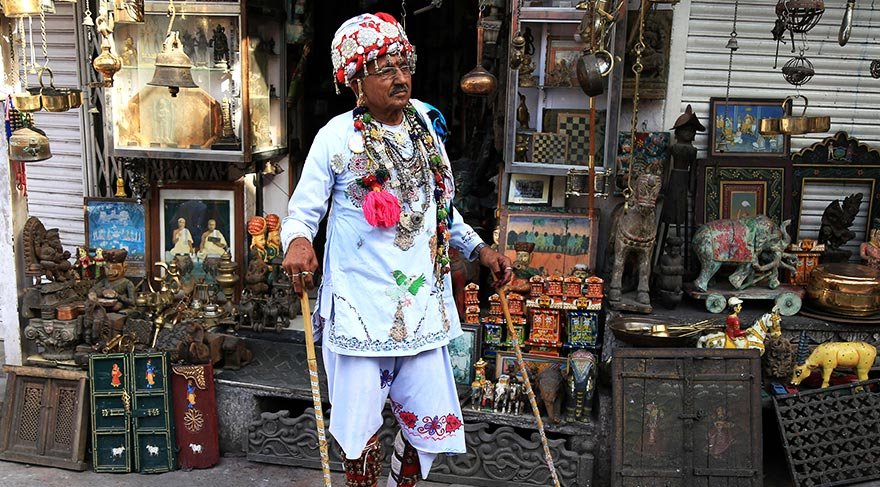 Hindistan’ın Rajasthan eyaletinde Udaipur’da baharın gelmesiyle birlikte kutlanan Mewar Festivali, rengarenk geçiyor.