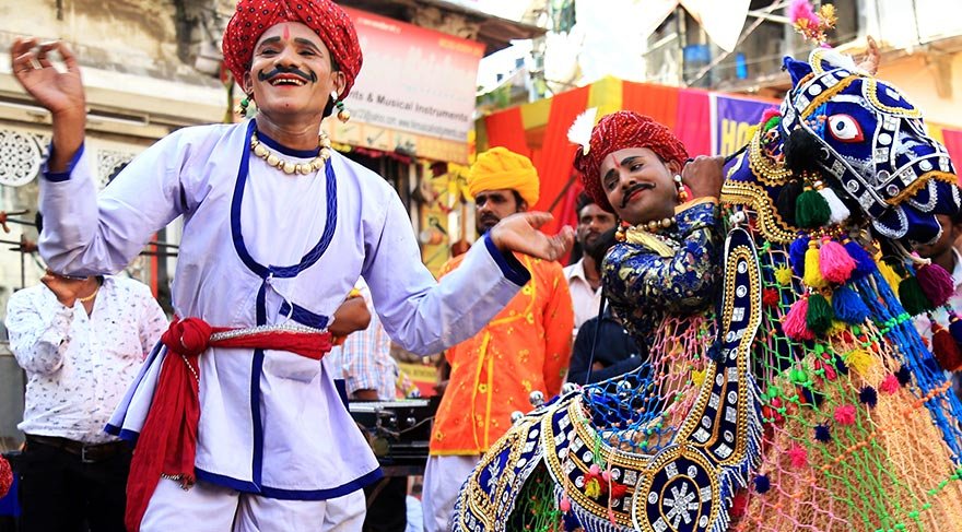 Şehrin içinden geçen tören alayı, Pichola Gölü'ndeki Gangaur Ghat'a ilerliyor.