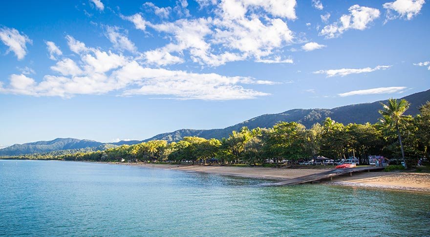 Bunlar arasında yer alan Palm Cove, palmiye ağaçları, ince kumlu plajı, berrak denizi ve temiz havasıyla pastoral bir görünüme sahip.