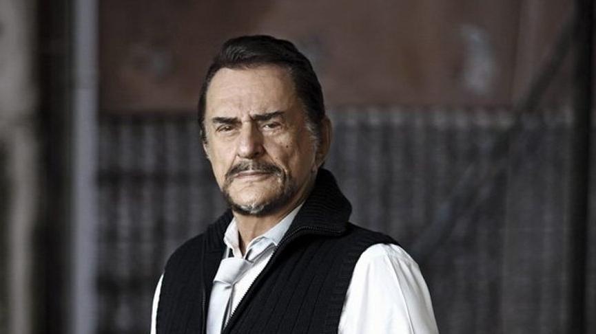 Alpay, sahneye çıkıyor