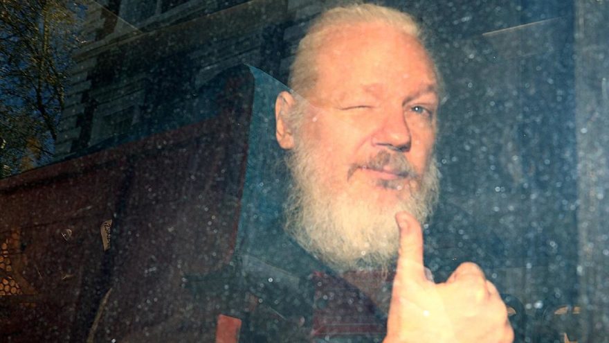 Assange’a şok suçlama: Elçiliği casusluk binasına çevirdi