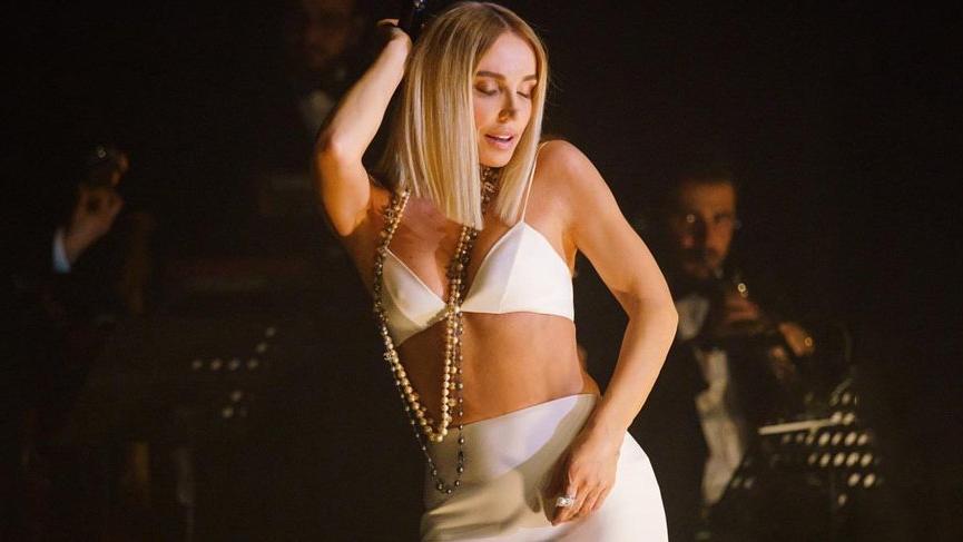 Gülşen konserde giydiği kıyafetle dikkat çekti