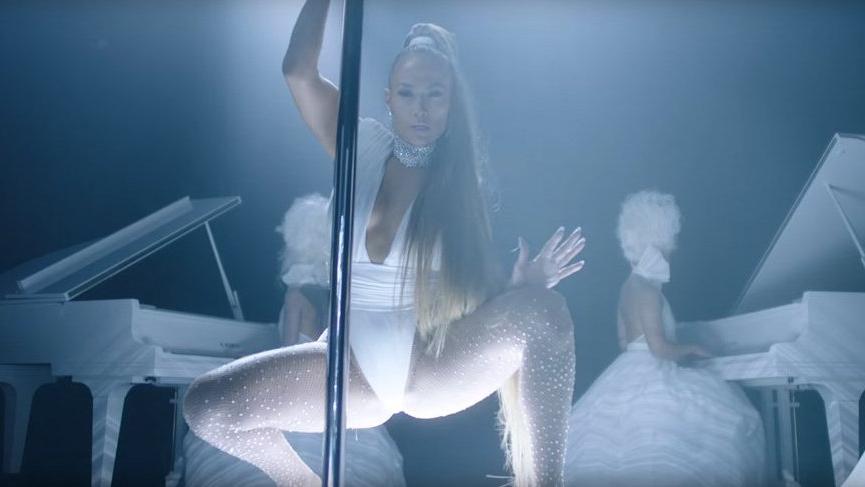 Jennifer Lopez’in Medicine klibindeki mayosuna 135 TL’ye sahip olabilirsiniz