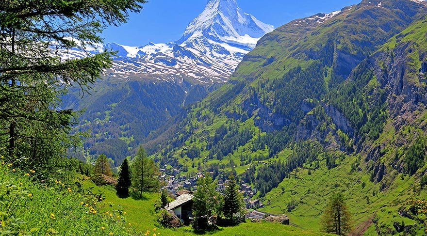 Dağın kuzey yüzü İsviçre’nin Valais kantonundaki Zermatt kasabasına, güney yüzü İtalya’nın Breuil-Cervinia kasabasına bakıyor.