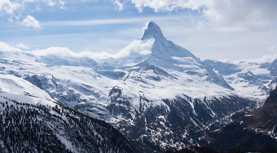 Dünyanın en çok fotoğraflanan dağı olduğu söylenen Matterhorn, etrafındaki göllerle birlikte eşsiz manzaralar sunuyor.