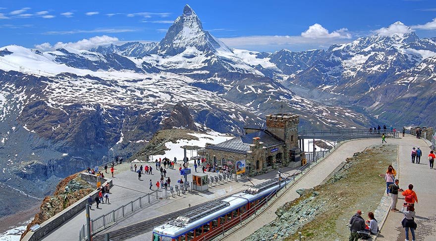 Dağcılar için çok tehlikeli bir zirve olarak ün yapmış Matterhorn dağına ilk tırmananan kişi olan Edward Whymper, bu başarılı tırmanışını 1865 yılında gerçekleştirmiş.