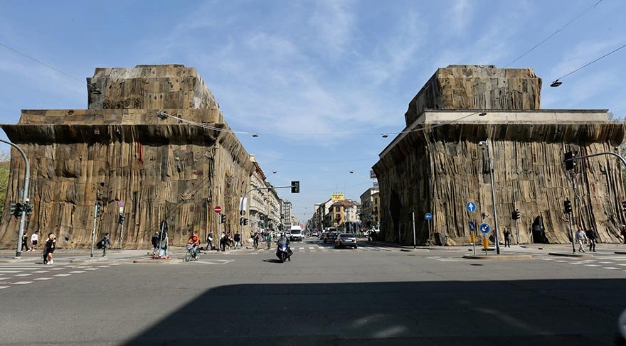 Asya’da üretilen, mal ticari dolayısıyla Afrika’ya gelen çuvalların kullanıldığı bu ilginç sanat çalışmasının adı ise ‘’Bir Arkadaş’’.