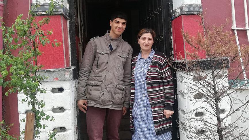 Emre bir yıldır karanlıkta yaşıyor
