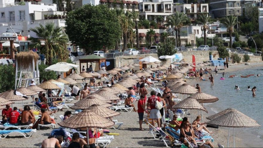 Bodrum plajlarına şemsiye ve şezlong standardı geliyor