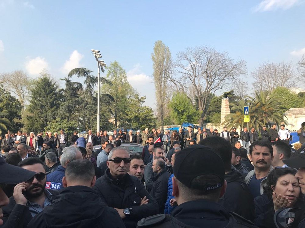 İmamoğlu mazbatasını alıyor...