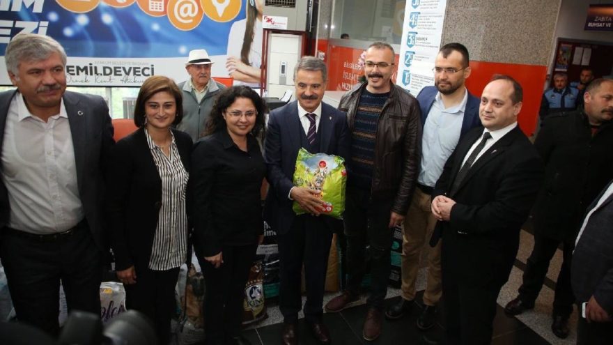 Belediye Başkanı çiçekleri satıp hayvanlara mama alacak