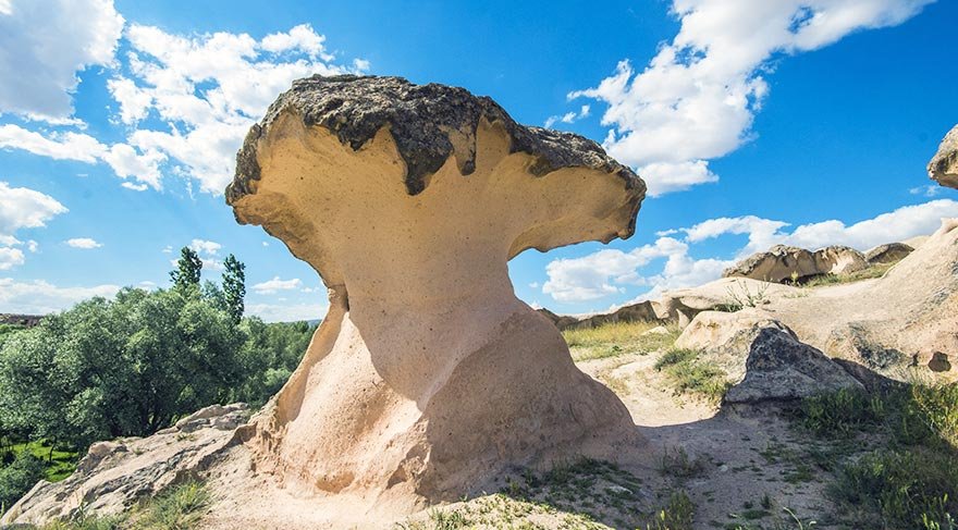 Gülşehir – Nevşehir karayolu üzerinde, Gülşehir’e 3 Km uzaklıktaki bu küçük antik yerleşim yerinin Bizanslılar zamanında yapıldığı tahmin edilmekte.