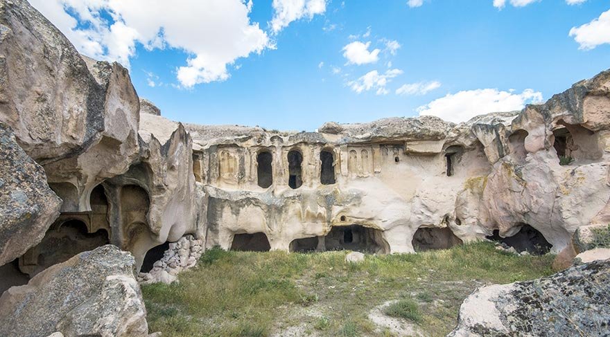 960 – 965 yıllarında Bizans İmparatoru Nikephoros Phokas’ın ordularınca kullanıldığına ilişkin izlerin bulunduğu Açık Saray bölgesinde, tüf kayalara oyulmuş sayısız mekan bulunuyor.