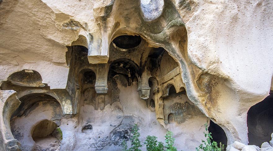 Açık Saray'ın içindeki manastır, kiliseler ve yerleşim yerlerinin dışındaki en önemli olgu, Kapadokya Bölgesinde başka örneği olmayan “Mantar Kaya”.