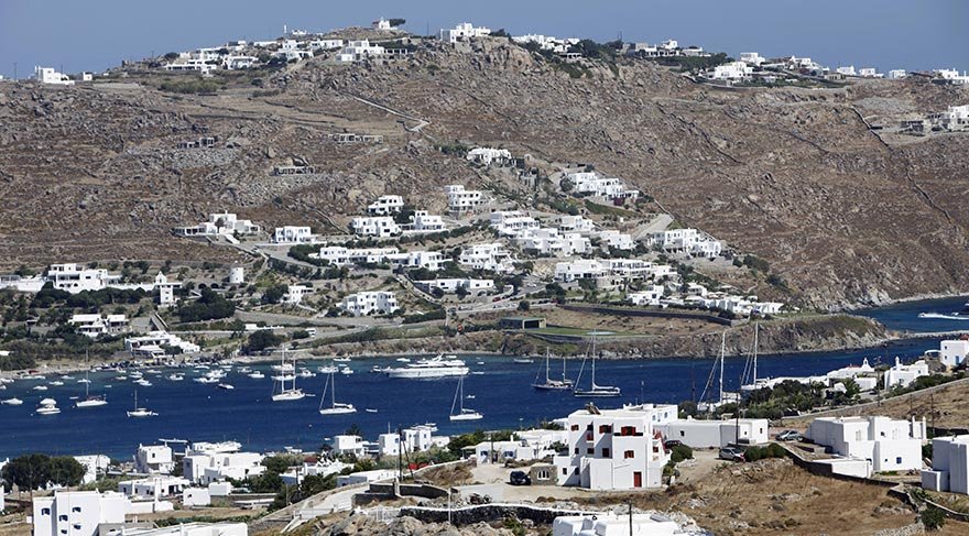 Yüzölçümü 86 km2 olan Mikonos'un yerleşik nüfusu ise 10 binin biraz üzerinde.