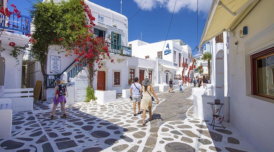 Akdeniz ikliminin hakim olduğu ada yaz aylarında adeta turist akınına uğradığı için, tatil planı yapanların erken rezervasyon yaptırmanız şart...