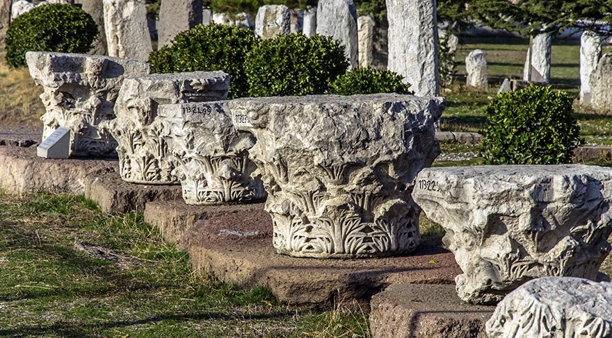 Ankara'nın merkezlerinden Ulus Meydanı'na oldukça yakın bir mesafede olan Roma Hamamı Açık Hava Müzesi yaklaşık 65.000 m2 bir alanı kapsıyor.