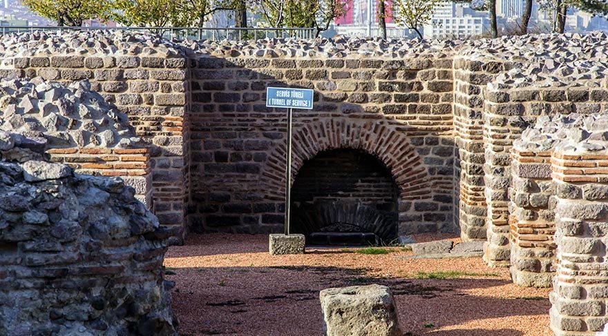 Palaestra’nın güney ve batı kanatlarında mezar stelleri, kuzey kanadında yazılı bloklar, postamentler ve su künkleri, doğu kanadında altar vb. diğer mimari eserler, orta alanda da lahit ve aslan heykelleri sergilenmekte.