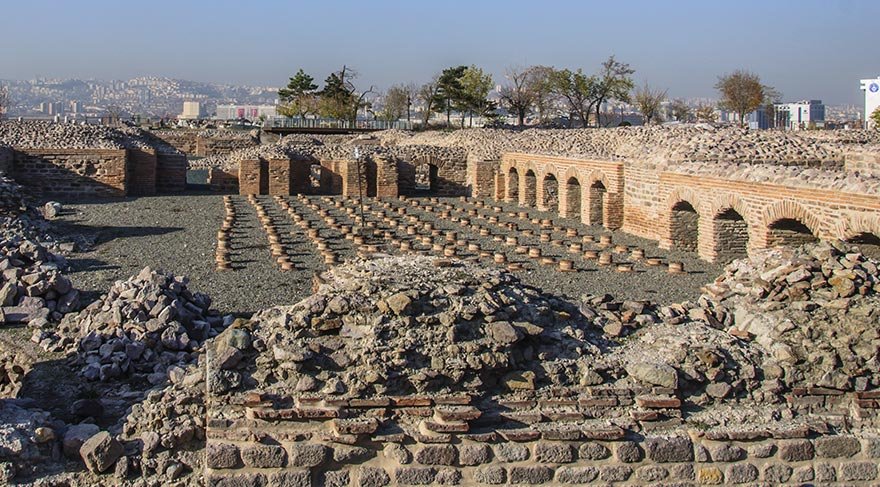 Sergilenen eserlerden mezar stellerinin çoğunluğu Roma ve Bizans dönemine ait.
