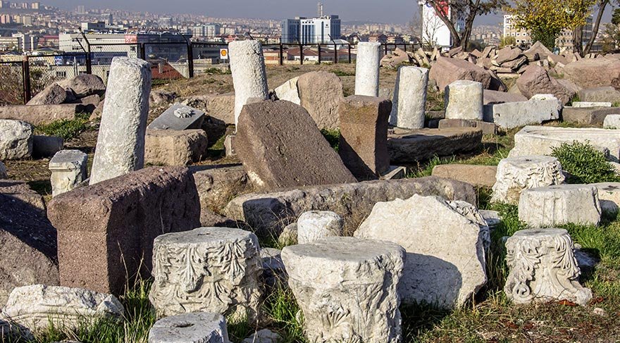 Örneğin bu kitabelerden, İmparator Vespasianus döneminde (M.S. 69-79) Ankaralı emekli askerlerin bir dernek kurduklarını öğrenebilmemizin yanı sıra, yine bu kitabelerden, dönemin ekonomik, sosyal, kültürel ve ticari yapısı ile spor etkinlikleri hakkında bilgiler edinebiliyoruz.