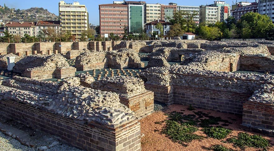 Bunların yanı sıra, bu alandaki Roma Çağı yapılarına ait, güzel işçilik örnekleri veren mimari yapı elemanları ile kapalı hamam bölümünün batısındaki teşhir alanında da “Nike’li zafer anıtı biçiminde kabartmalı bir blok”, sergilenen eserler arasında mutlaka görülmesi gerekenlerden.