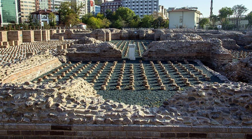 Bu alanda sergilenen diğer eserler ise sütun başlıkları, sütun kaideleri ve diğer küçük mimari parçalardan oluşuyor.