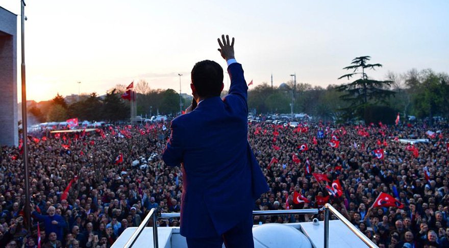 Yükselen burcun yöneticisi Merkür ise 0 derece Koç burcunda yer almakta. Bu da göreve başladığı andan itibaren her şeye çok hızlı karar verip uygulamaya hemen sokacağına, çözüm ve sonuç odaklı bir şekilde işlerini yapacağına işarettir.